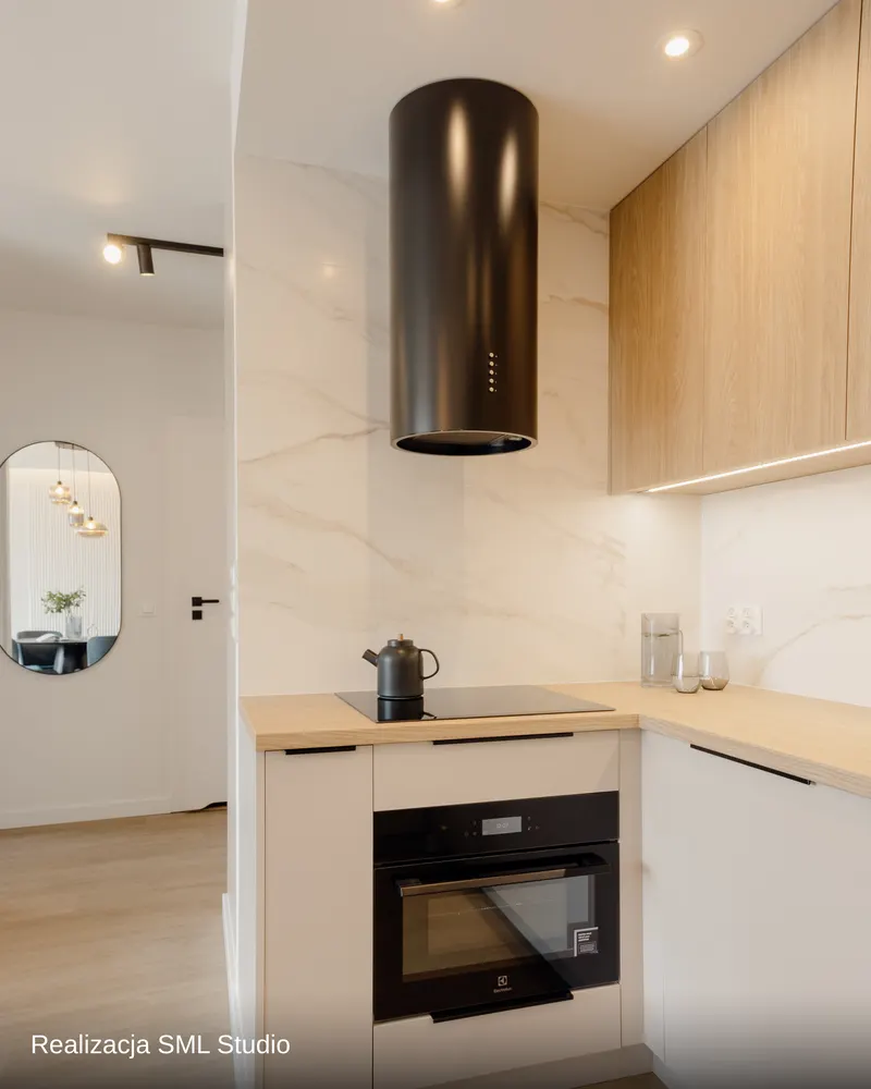 Kuchnia beżowa z drewnem — Realizacja SML Studio