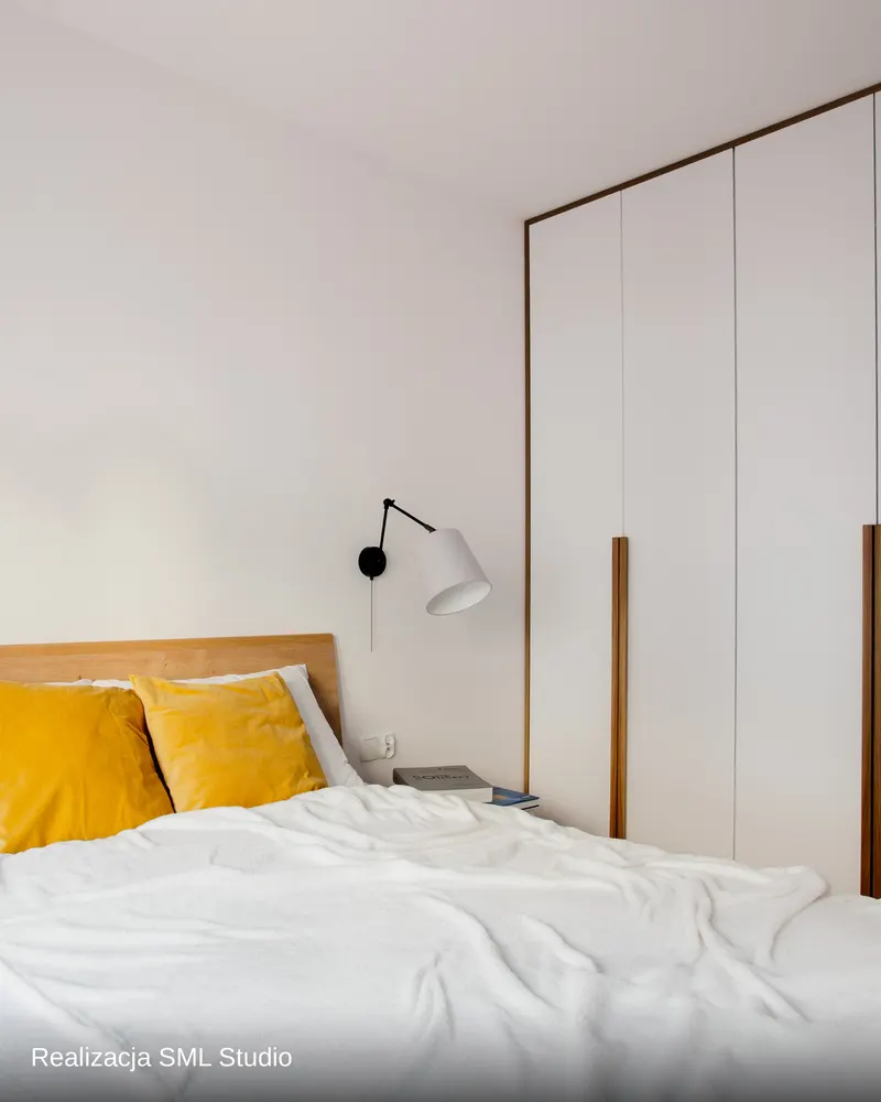 Sypialnia z drewnianym łóżkiem — Realizacja SML Studio